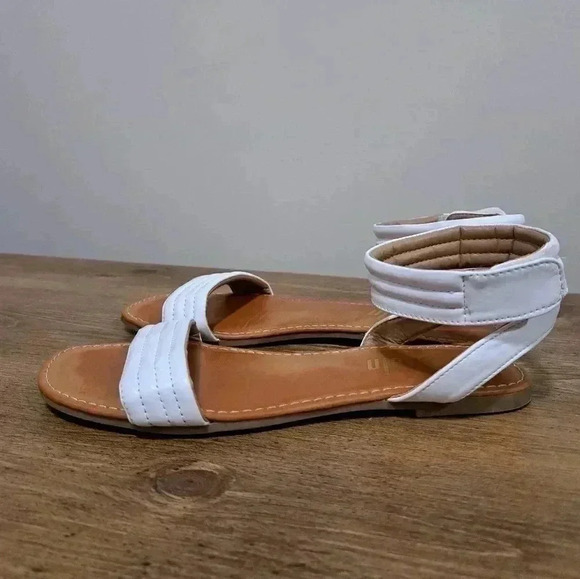 ❤️ White M Shein Faux Leather Sandals - Picture 4 of 9